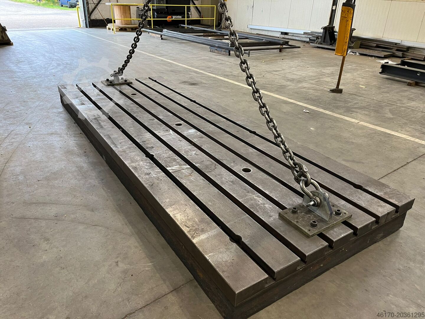 Heavy-duty T-slot clamping table