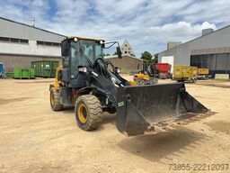 XCMG XC916E with bucket and forks
