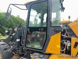 XCMG XC916E with bucket and forks