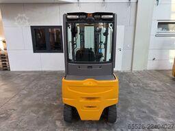 Jungheinrich EFG 320 / 5425 Std.