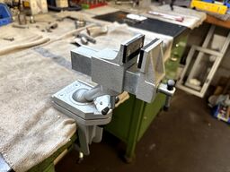 Workbench heavy-duty shelving