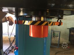 Hidralmac 15 T Einständerpresse