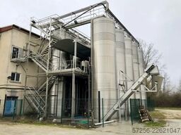 90m³ stainless steel tank with heating and a robust funnel