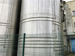 90m³ stainless steel tank with heating and a robust funnel