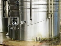 90m³ stainless steel tank with heating and a robust funnel