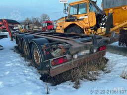 Istrail hook trailer with tipping function