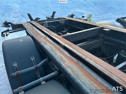 Istrail hook trailer with tipping function