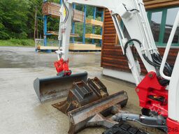 Takeuchi TB 235 mit POWERTILT