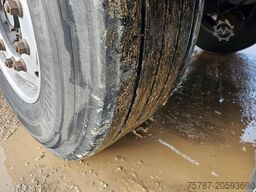 SCHMITZ CARGOBULL Tankchassis mit Tankcontainer, 424.676 KM