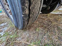 SCHMITZ CARGOBULL Tankchassis mit Tankcontainer