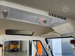 VOLKSWAGEN T 1 Samba mit Safarifenster