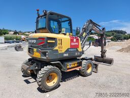 Volvo EW60E with 5 buckets