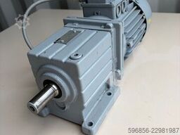 Lenze GST04-2MVBR-071C32 MDEMA1M071-32 0,37 kW 112 obr./min 31 Nm i=12,57