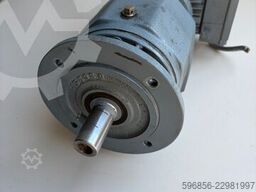 SEW-EURODRIVE RF43 DT71D4 0,37 kW 22 obr./min 220/380 V B5 IP54