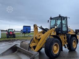 CAT 918M wheel loader w/ grading bucket, flap wing buc