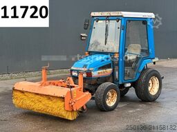 ISEKI 3015A 4x4 Kleintraktor inkl. Kehrmaschine