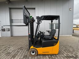Jungheinrich EFG113 + Ladegerät 3698 (ist hinter 3699) --EK