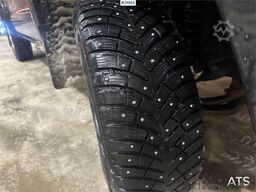 Ford Ranger with two sets of tires and defective four-w