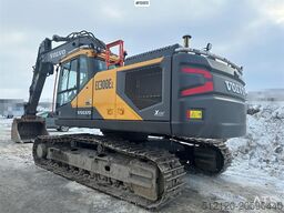 Volvo EC300EL crawler excavator w/ rototilt, cleaning an