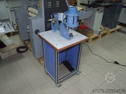 Eyeletting machine for advertising banners