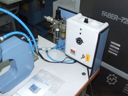 Eyeletting machine for advertising banners