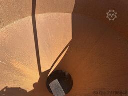 betonstortkubel staand rond onderlosser - Gebruikt