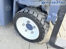 Combilift CB2500 GAS TRIPLEX 4900 FORK POSITIONER