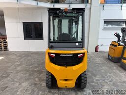 Jungheinrich DFG 425 S / 5765 Std. / Lack NEU
