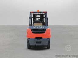 Toyota 8FD50N 5 Tons Diesel 3 Stage Forklift