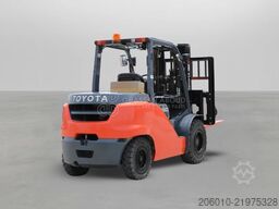 Toyota 8FD50N 5 Tons Diesel 3 Stage Forklift