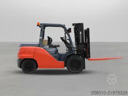 Toyota 8FD50N 5 Tons Diesel 3 Stage Forklift
