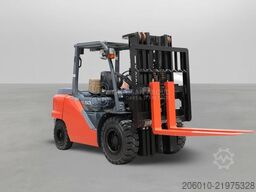 Toyota 8FD50N 5 Tons Diesel 3 Stage Forklift