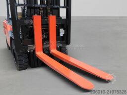 Toyota 8FD50N 5 Tons Diesel 3 Stage Forklift