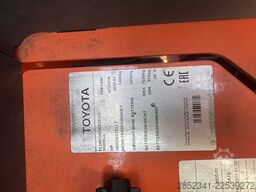 Toyota RRE140H mit guter Ausstattung