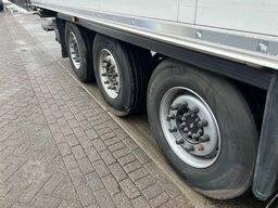 Schmitz Cargobull SCB*S3B / Frigo Trailer / Carrier Vector 1950 /...