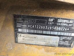 CATERPILLAR 226D3 Lader mit Schwergutschaufel