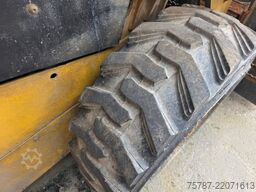 CATERPILLAR 226D3 Lader mit Schwergutschaufel