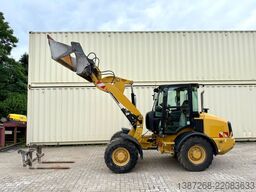 CATERPILLAR 907M / 2018 BJ / Schaufel + Gabel