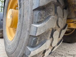 CATERPILLAR 907M / 2018 BJ / Schaufel + Gabel