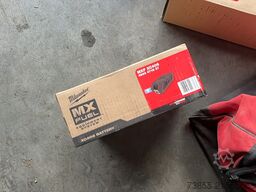 Package 1x Milwaukee MXF COS350-602 (2022); 1x Milwaukee CP203 ()