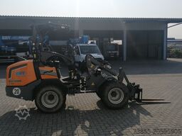 GIANT G2700 X-tra HD with loader bucket and palletfork