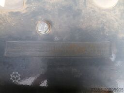 GIANT G2700 X-tra HD with loader bucket and palletfork