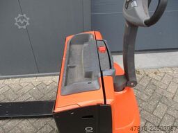TOYOTA LWE200