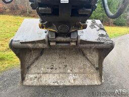 Hitachi ZX225USRLC-6 crawler excavator with Rototilt, 2 bu