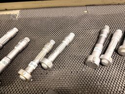 Three-point internal micrometer 