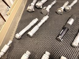 Three-point internal micrometer 