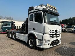 MERCEDES-BENZ 3253 Arocs mit HMF 3220 Kran und JOAB Abroller