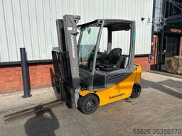 Jungheinrich EFG 320 / 1424 Std. / Lack NEU