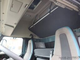 Volvo FM 330 Bakwagen + Laadklep DHollandia 2000 kg