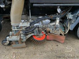 MAN Kehrmaschine Bucher Schörling Blatt Federung